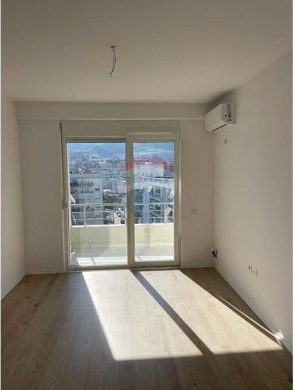 ZYRE PER QIRA ME 3 AMBIENTE PUNE TE KOMUNA PARISIT