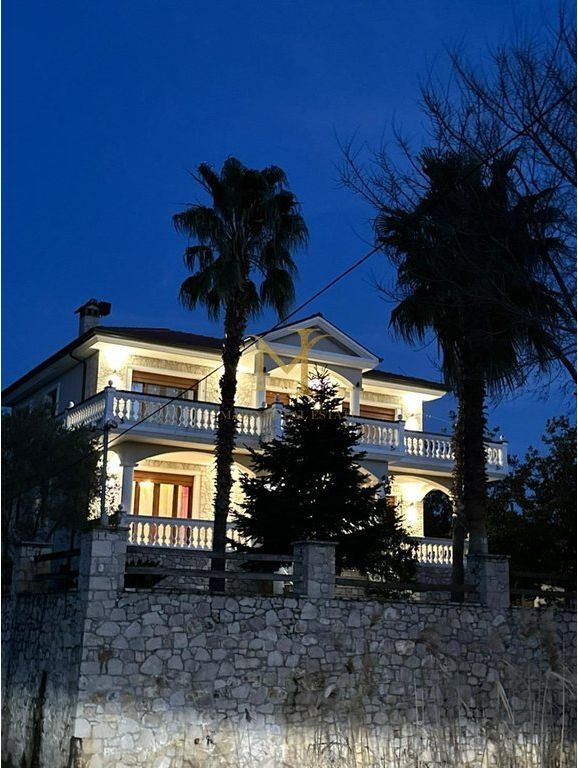 Villa for sale on Gjiri i Lalzit Street, Durres - 4 rooms and 2 bathrooms