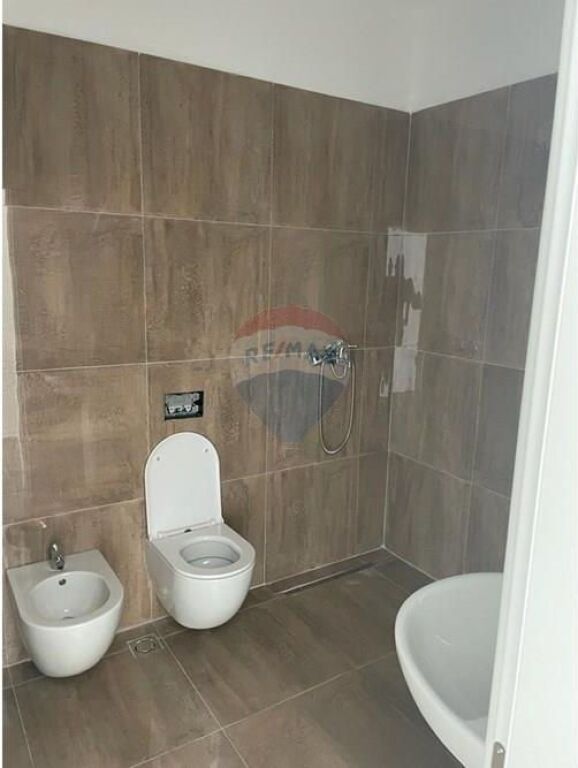ZYRE PER QIRA ME 3 AMBIENTE PUNE TE KOMUNA PARISIT