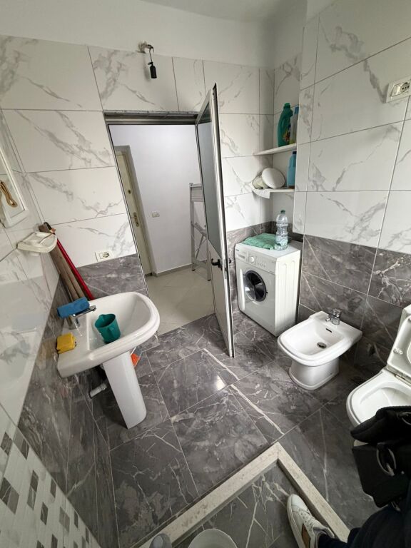 Jepet me qera apartament 1+1 tek Pallati me Shigjeta Kastrati