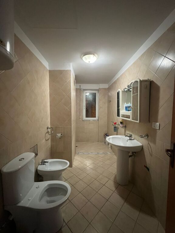 JEPET ME QIRA AMBIENT BIZNESI BRRYLI 40.000  leke