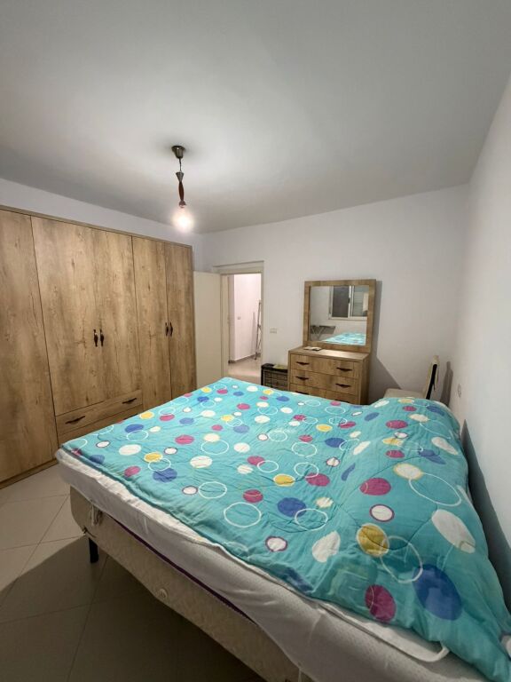Jepet me qera apartament 1+1 tek Pallati me Shigjeta Kastrati
