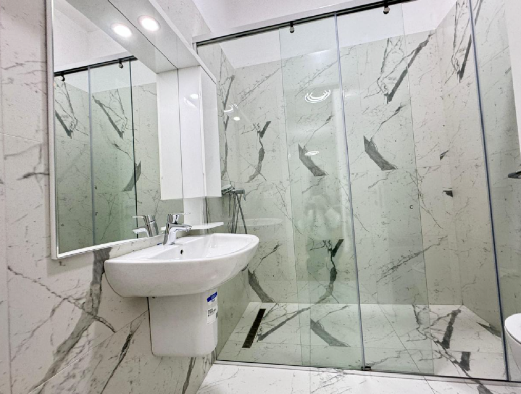 🏡 Jepet Apartament 1+1 me qira 📍 Kompleksi Delijorgji, Rr. e Kavajes   