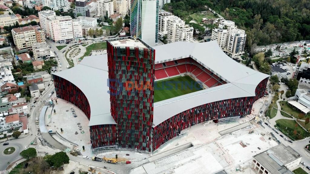 AFFITTASI 850 M2 OPEN SPACE VICINO ALLO STADIO AIR ALBANIA!
