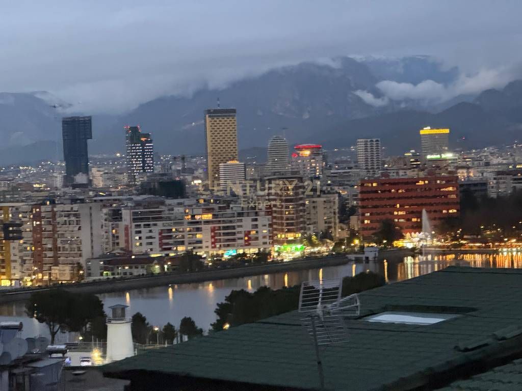 Penthouse per shitje tek Liqeni i Tiranes