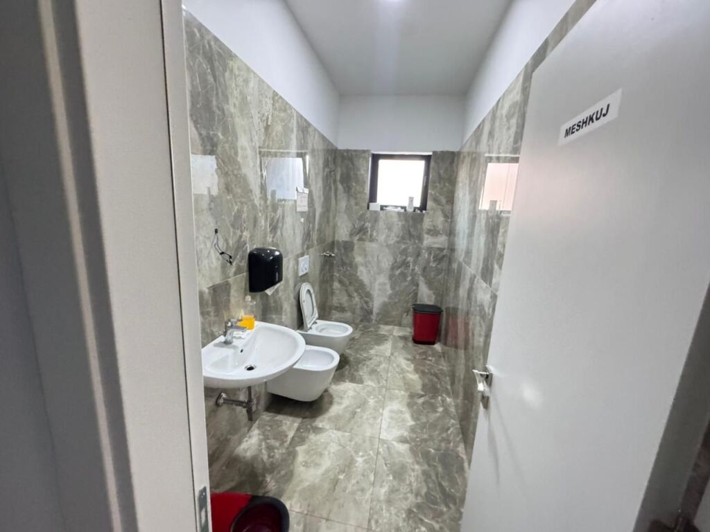 📣 Jepet me qira ambient biznesi 📍 Rruga “Teodor Keko”  🔹 Sipërfaqja: 400 m² 🔹 Kati: 1 🔹 Ambient i përshtatshëm për: Klinikë, Call Center, zyra, qendër kursesh, etj. 💶4500 euro ne muaj 📞
