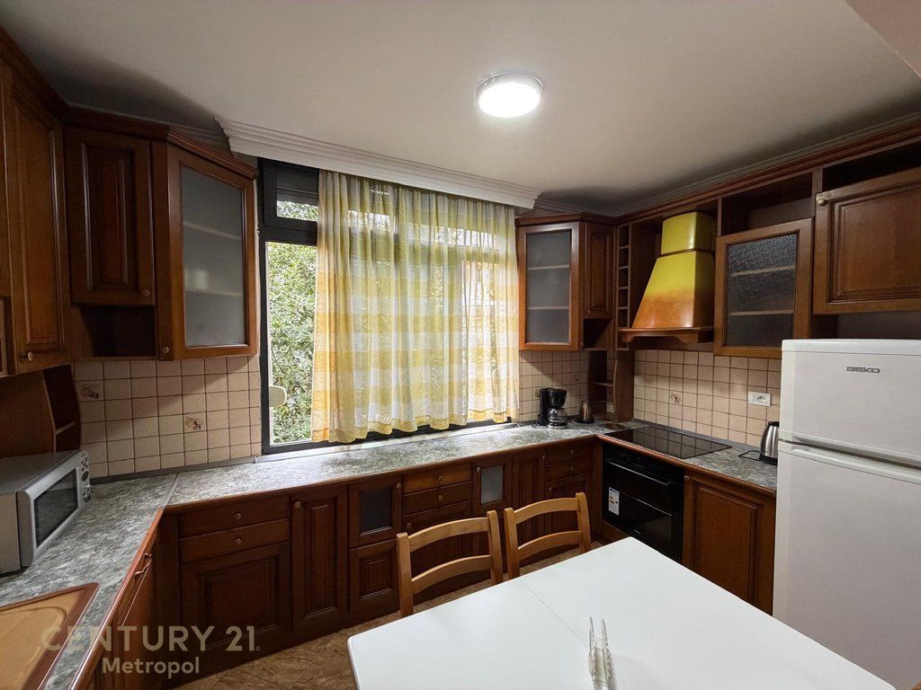 Jepet me qira apartament 2+1 i rinovuar, tek Ish Fusha e Aviacionit.