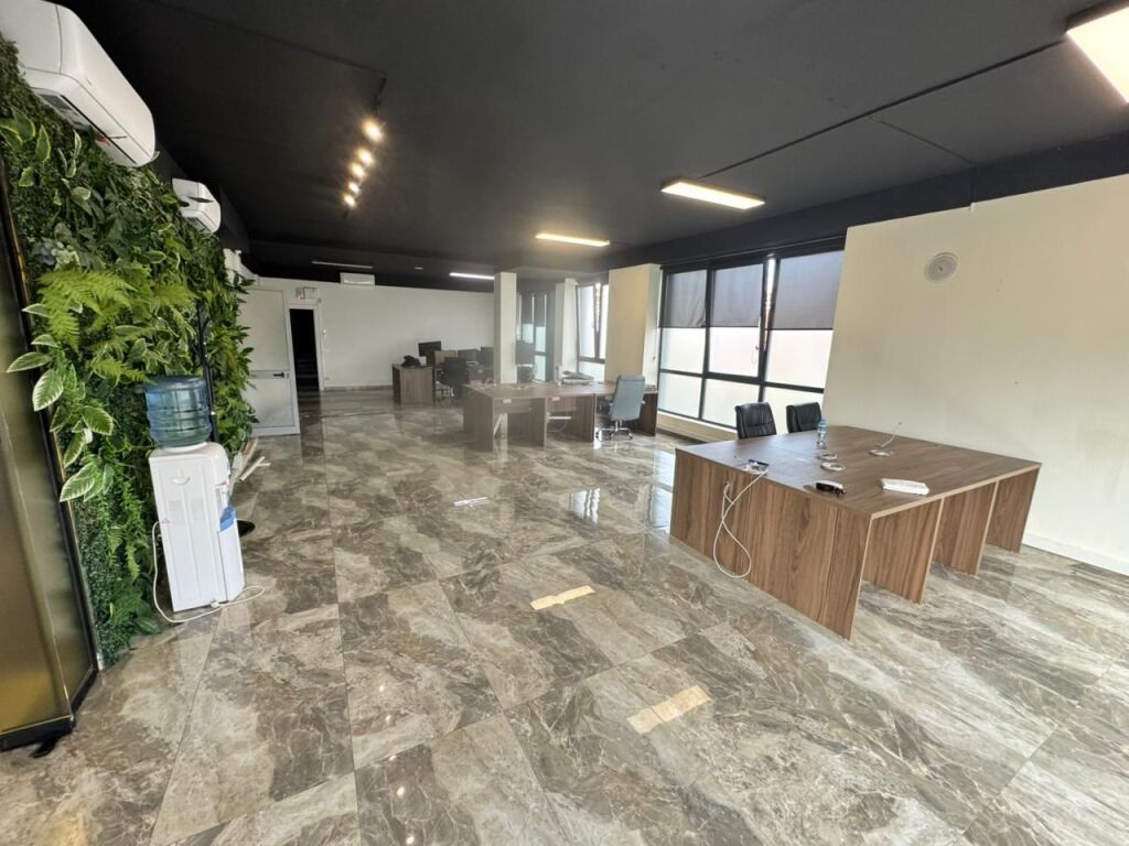 📣 Jepet me qira ambient biznesi 📍 Rruga “Teodor Keko”  🔹 Sipërfaqja: 400 m² 🔹 Kati: 1 🔹 Ambient i përshtatshëm për: Klinikë, Call Center, zyra, qendër kursesh, etj. 💶4500 euro ne muaj 📞