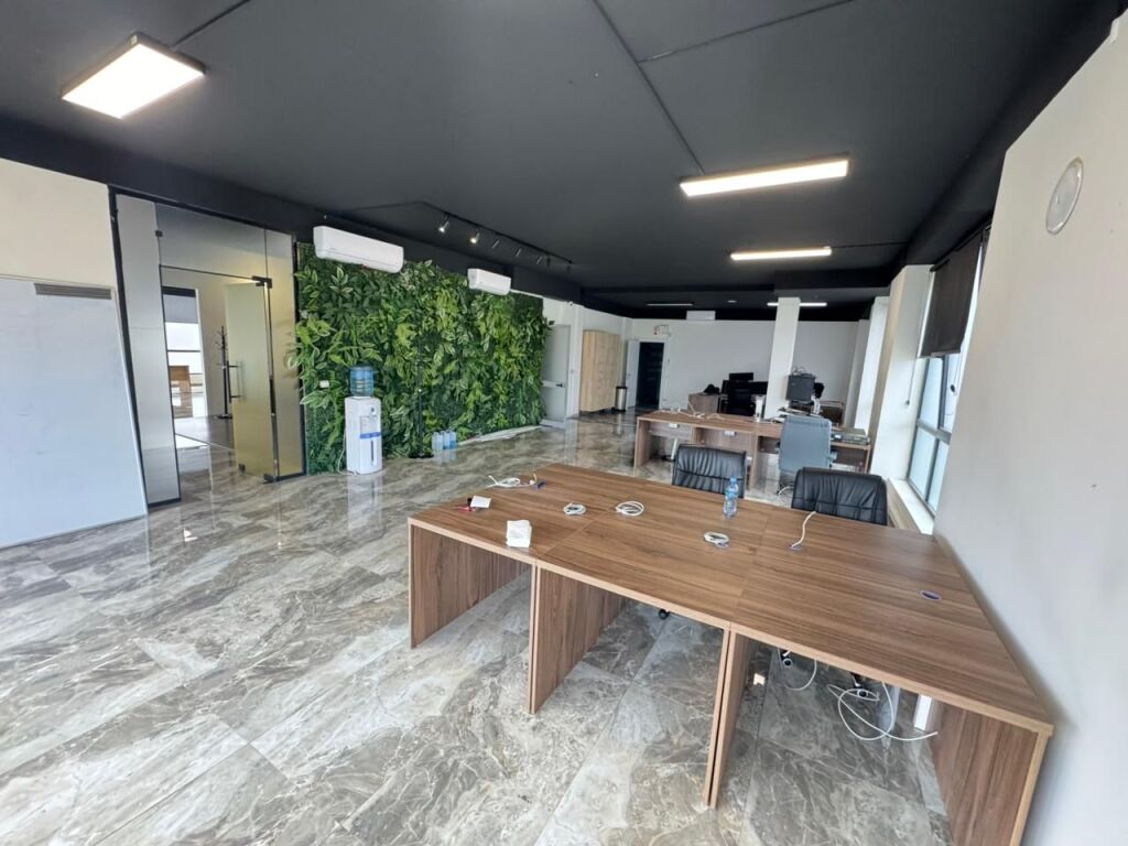 📣 Jepet me qira ambient biznesi 📍 Rruga “Teodor Keko”  🔹 Sipërfaqja: 400 m² 🔹 Kati: 1 🔹 Ambient i përshtatshëm për: Klinikë, Call Center, zyra, qendër kursesh, etj. 💶4500 euro ne muaj 📞