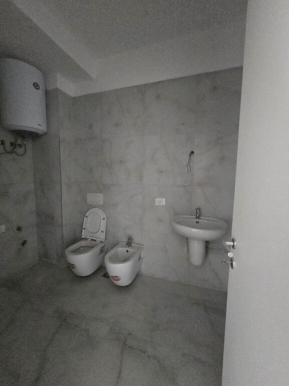 Jepet 1+1 me qira për zyrë,21 Dhjetori