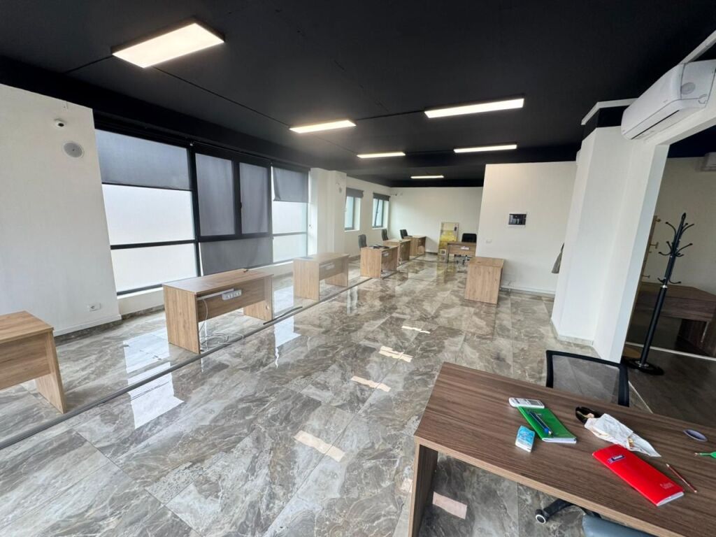 📣 Jepet me qira ambient biznesi 📍 Rruga “Teodor Keko”  🔹 Sipërfaqja: 400 m² 🔹 Kati: 1 🔹 Ambient i përshtatshëm për: Klinikë, Call Center, zyra, qendër kursesh, etj. 💶4500 euro ne muaj 📞