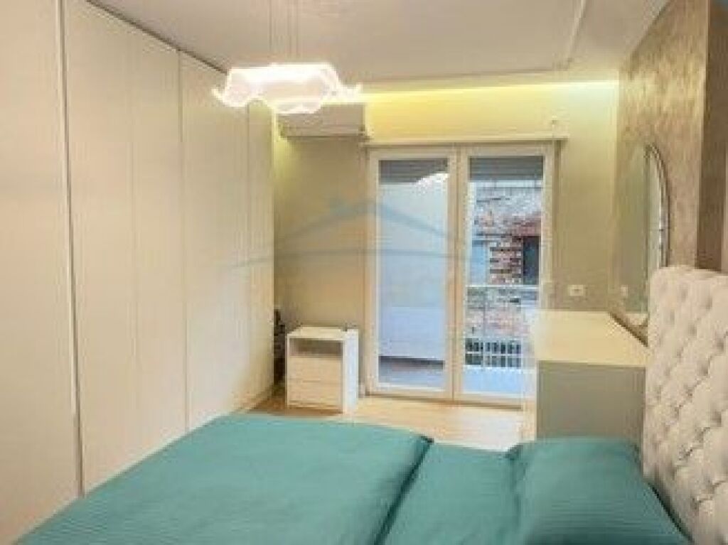 Shitet,Apartament Luksoz 2+1+2 Poste Parkimi, Rruga e Bogdaneve, Tirane