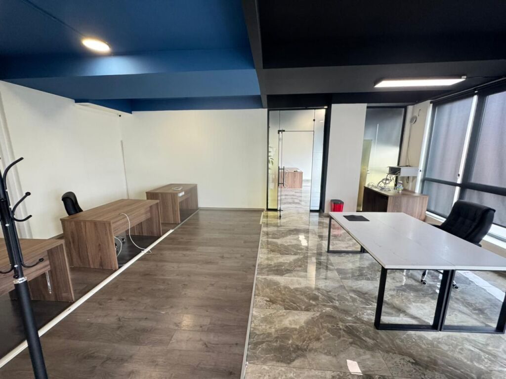 📣 Jepet me qira ambient biznesi 📍 Rruga “Teodor Keko”  🔹 Sipërfaqja: 400 m² 🔹 Kati: 1 🔹 Ambient i përshtatshëm për: Klinikë, Call Center, zyra, qendër kursesh, etj. 💶4500 euro ne muaj 📞