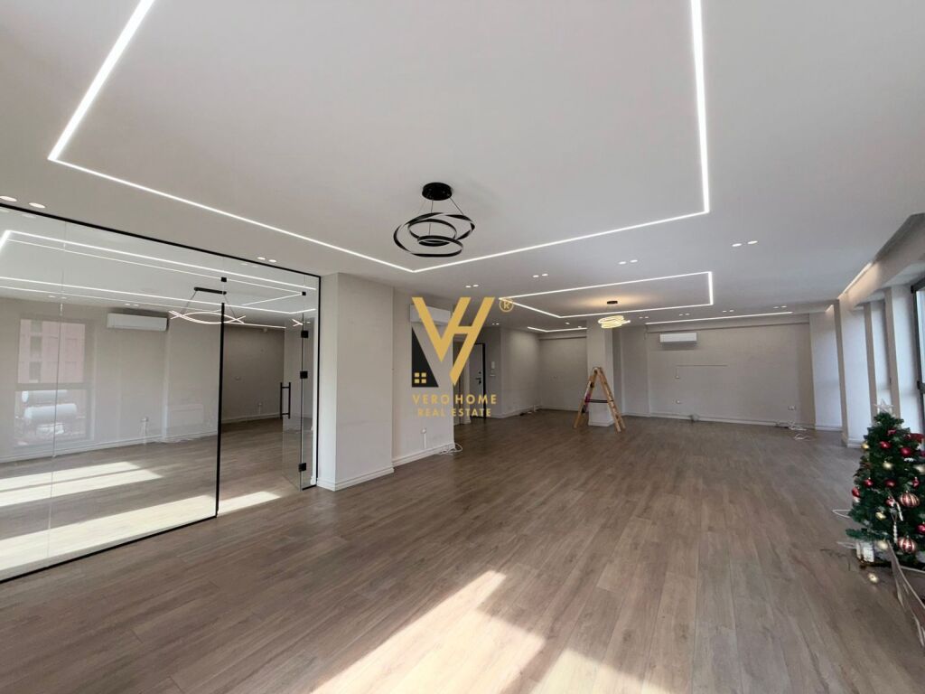 OFFICE 185 M2 FOR RENT ON KAVAJES STREET, NEAR GARDEN BUILDING 2,500 EURO