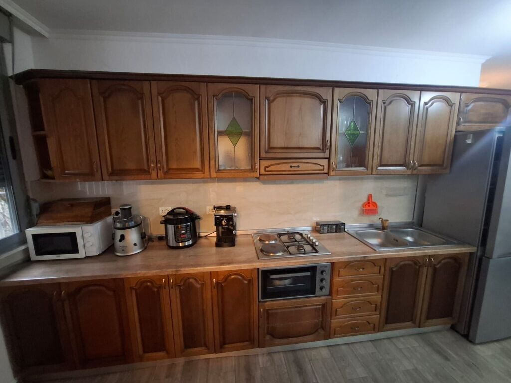 Jepet me Qera Apartament 2+1 tek Shkembi i kavajes