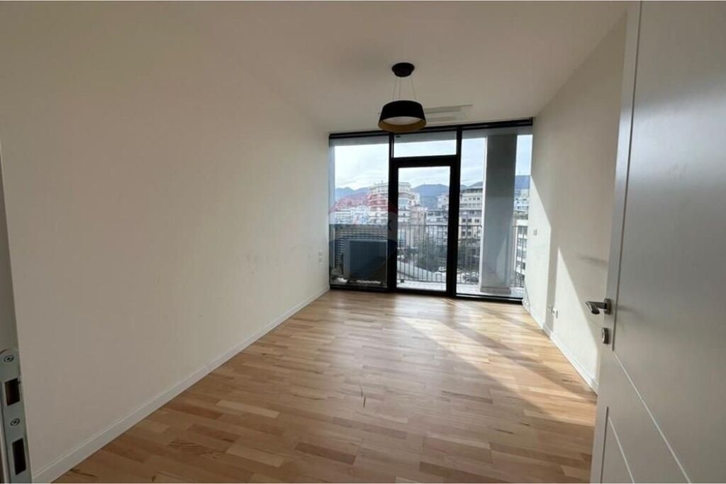 Japim me qira Ambient per zyra  post parkimi tek Lake View Residence.
