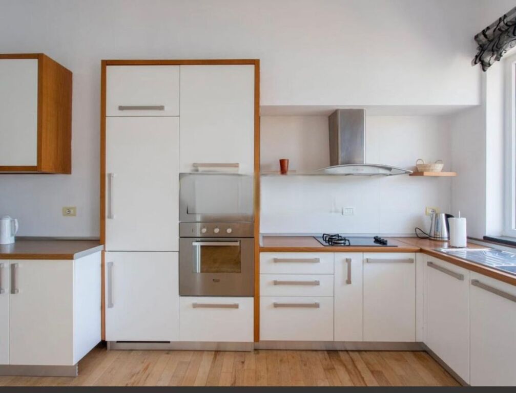 JEPET APARTAMENT ME QERA – ZONA E LIQENIT, PRANË NOBISIT