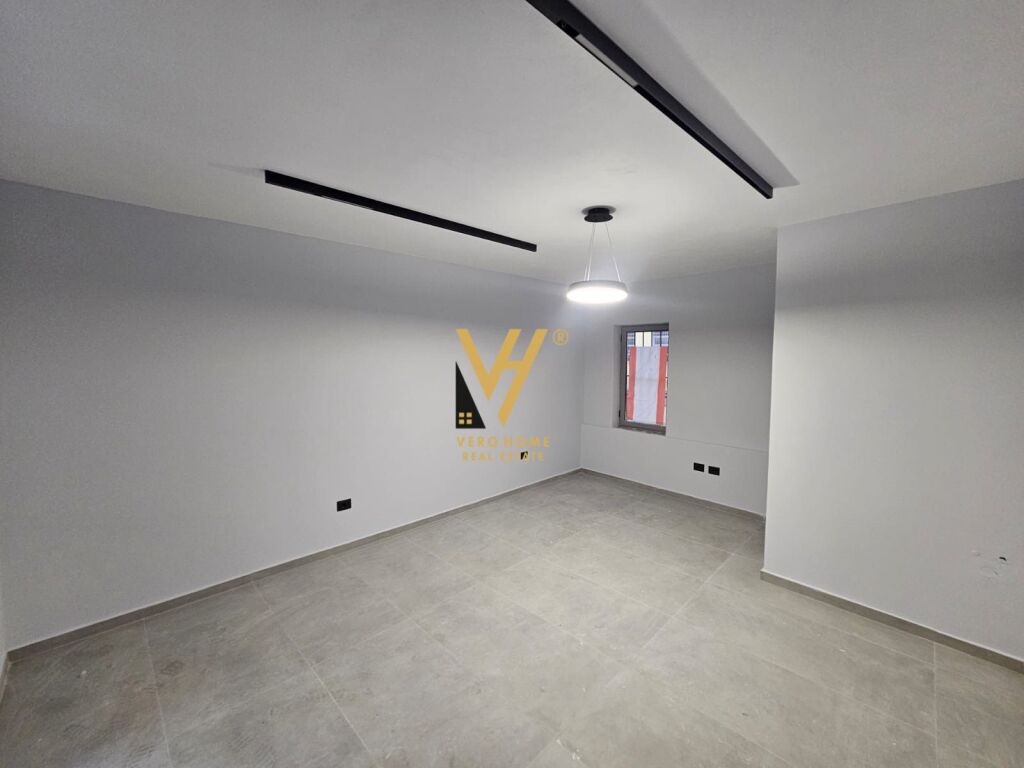 JEPET AMBIENT BIZNESI 24 M2 ME QIRA TE HIM KOLLI 50.000 LEKE