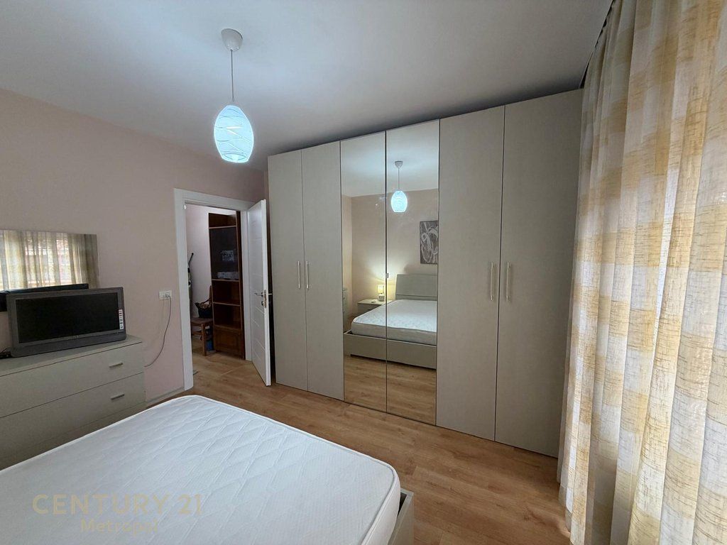 Jepet me qira apartament 2+1 i rinovuar, tek Ish Fusha e Aviacionit.