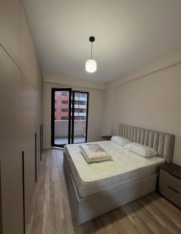 🏢 Jepet me qera apartament 1+1 me post parkimi – Astir, pranë Vilës L2  📍 Vendndodhja: Astir, pranë Vilës L2 🏗️ Pallat i sapopërfunduar 🏢 Kati: 7 🚗 Me post parkimi të përfshirë 🏠 Tipologjia: 1+1  💰 Çmimi: 50.000 lekë/muaj