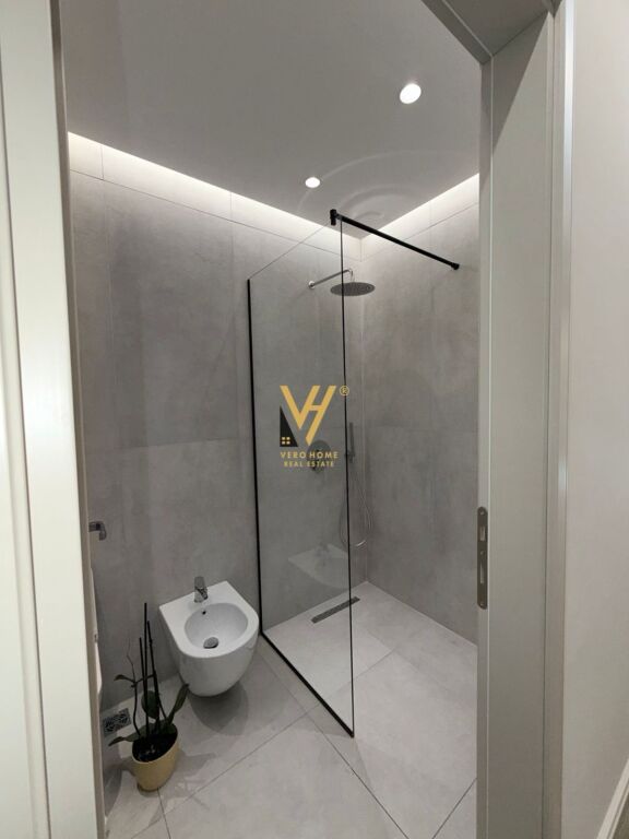 OFFICE 185 M2 FOR RENT ON KAVAJES STREET, NEAR GARDEN BUILDING 2,500 EURO