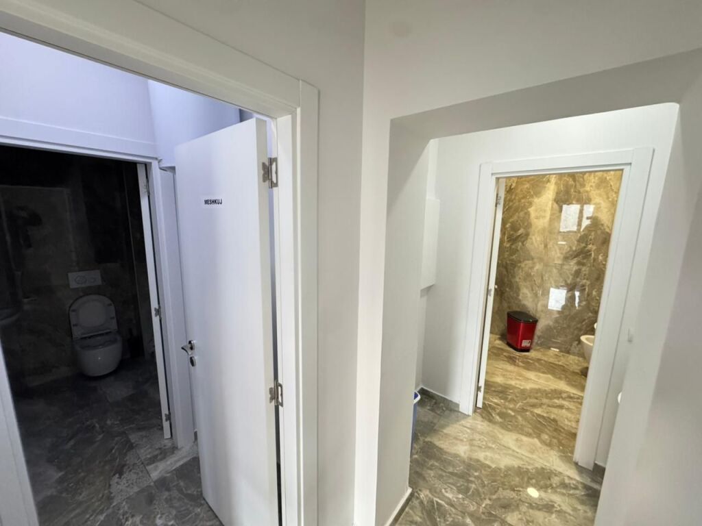 📣 Jepet me qira ambient biznesi 📍 Rruga “Teodor Keko”  🔹 Sipërfaqja: 400 m² 🔹 Kati: 1 🔹 Ambient i përshtatshëm për: Klinikë, Call Center, zyra, qendër kursesh, etj. 💶4500 euro ne muaj 📞