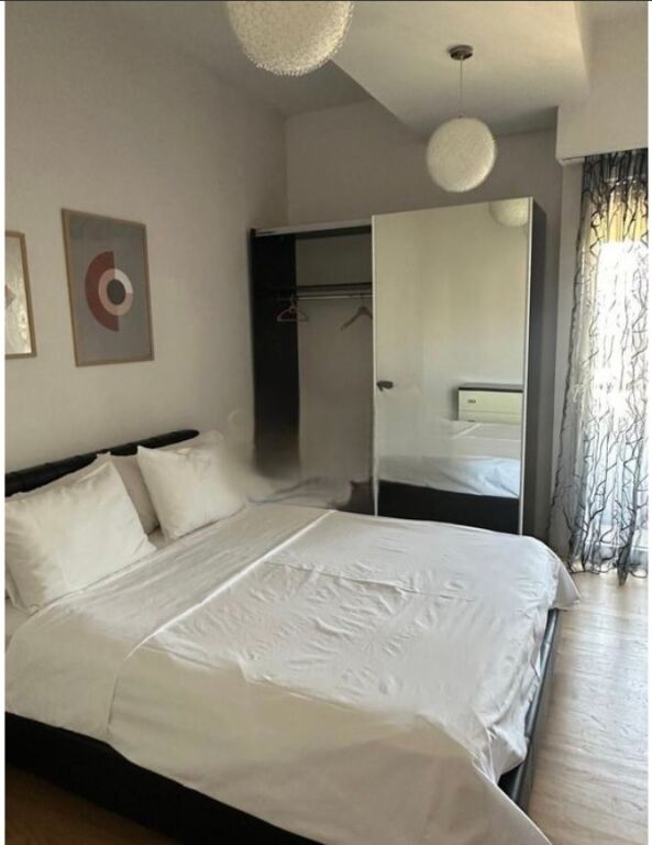 JEPET APARTAMENT ME QERA – ZONA E LIQENIT, PRANË NOBISIT