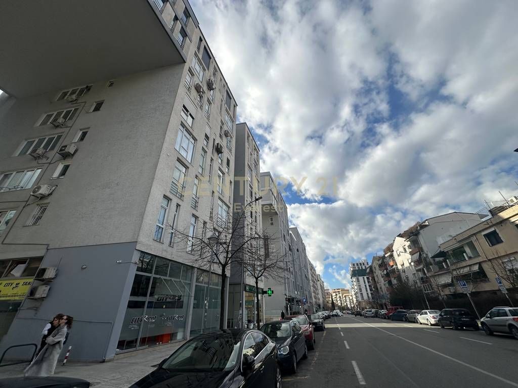 Okazion Shitet Dupleks tek White Tower, Komuna e Parisit