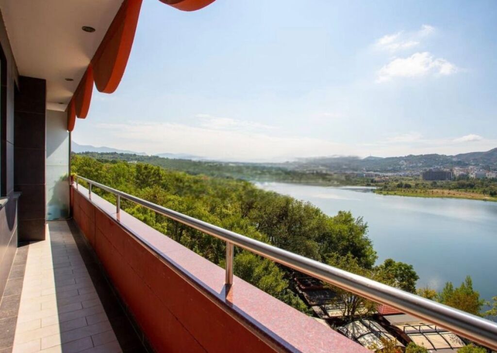 JEPET APARTAMENT ME QERA – ZONA E LIQENIT, PRANË NOBISIT