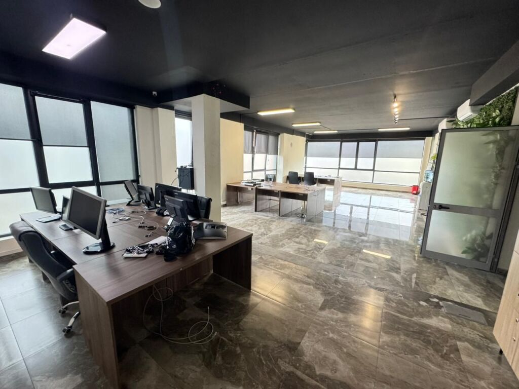 📣 Jepet me qira ambient biznesi 📍 Rruga “Teodor Keko”  🔹 Sipërfaqja: 400 m² 🔹 Kati: 1 🔹 Ambient i përshtatshëm për: Klinikë, Call Center, zyra, qendër kursesh, etj. 💶4500 euro ne muaj 📞