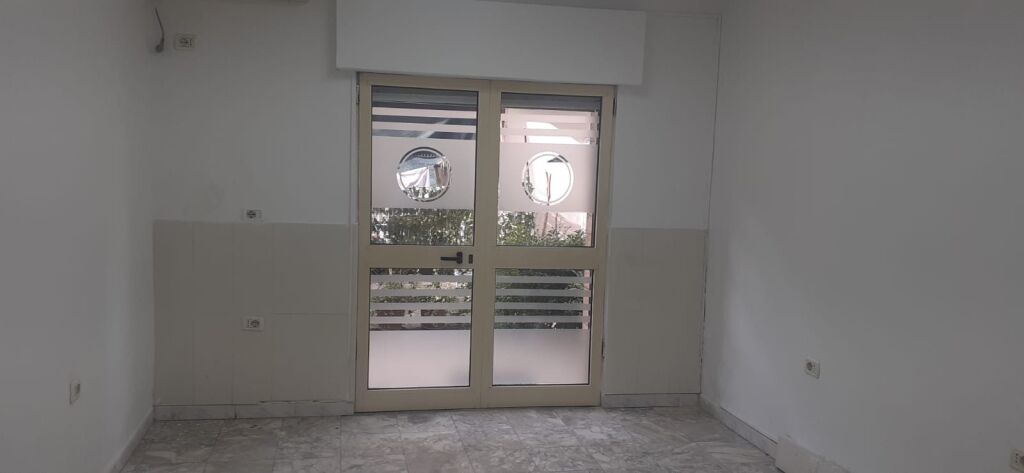 Affittasi locale 1+1 per ufficio dopo il tribunale di Tirana