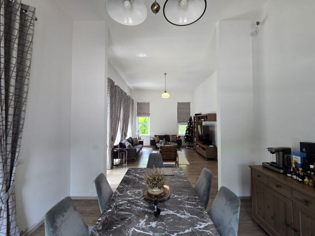 🔑 Villa with Pool for Sale in Rolling Hills-TEG