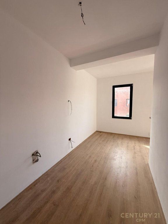 VENDESI APPARTAMENTO 2+1+2 IN VIA ELBASANI