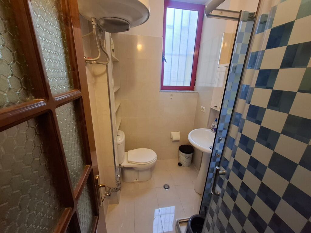 Jepet me Qera Apartament 2+1 tek Shkembi i kavajes