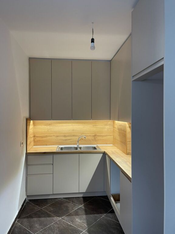📣 QERA Apartament 1+1 📍 Misto Mame, Prane Pallateve Cabej ✨   🏢 Ndertim i Ri  🪜 Kati 4 (Pa Ashensor)  🛋️ BOSH (Vetem Me Kuzhine)   💶 Cmimi 280 Euro