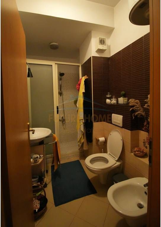 Shitet apartament 2+1+2+ 2 poste parkimi opsionale Komuna e Parisit
