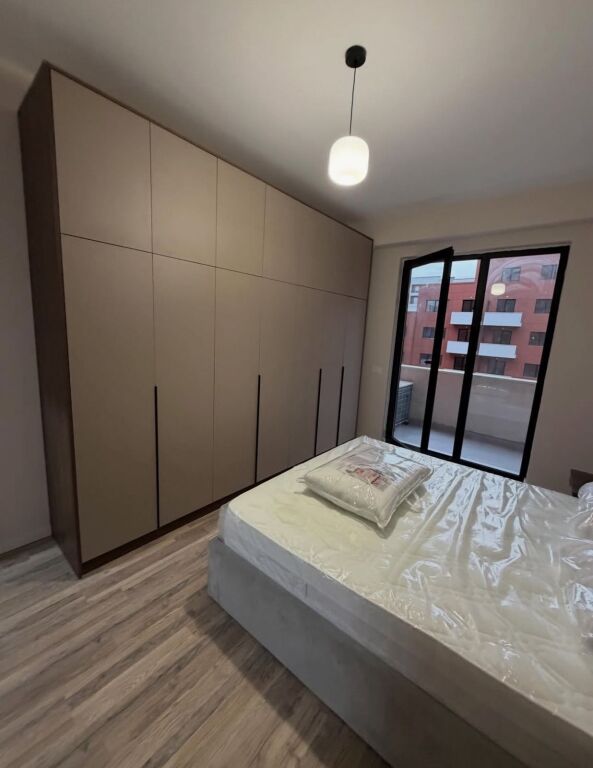 🏢 Jepet me qera apartament 1+1 me post parkimi – Astir, pranë Vilës L2  📍 Vendndodhja: Astir, pranë Vilës L2 🏗️ Pallat i sapopërfunduar 🏢 Kati: 7 🚗 Me post parkimi të përfshirë 🏠 Tipologjia: 1+1  💰 Çmimi: 50.000 lekë/muaj