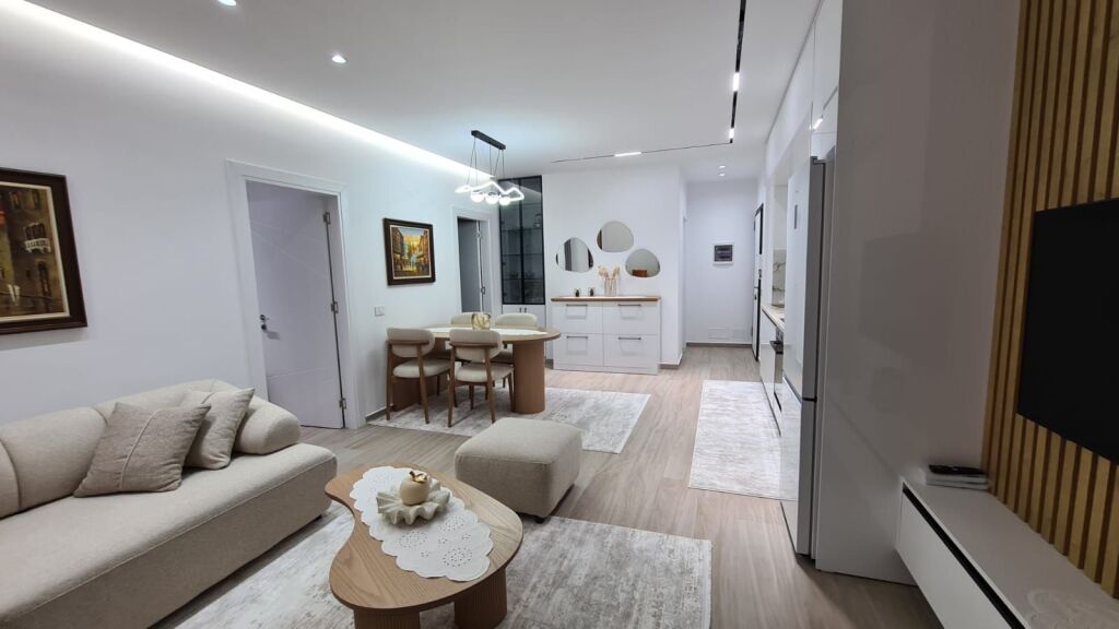🏙️ For rent 2+1 – Golden Tower Residence, Mine Peza  🏢 7th floor with elevator ✨ New apartment, never lived in before 💶 1,400 € / month  Premium residence, modern furnishing and contemporary conditions.