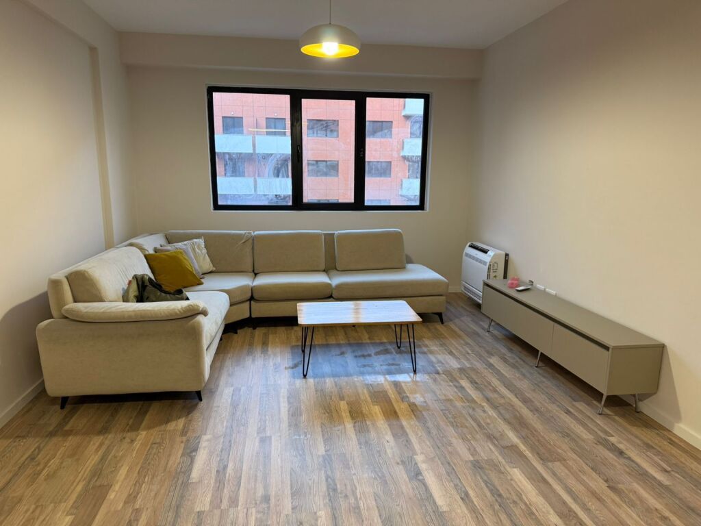 🏢 Jepet me qera apartament 1+1 me post parkimi – Astir, pranë Vilës L2  📍 Vendndodhja: Astir, pranë Vilës L2 🏗️ Pallat i sapopërfunduar 🏢 Kati: 7 🚗 Me post parkimi të përfshirë 🏠 Tipologjia: 1+1  💰 Çmimi: 50.000 lekë/muaj