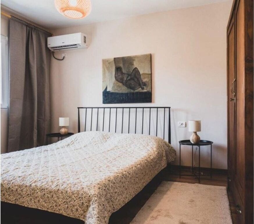 Me qira 1+1 i mobiluar te Rruga Fortuzi.