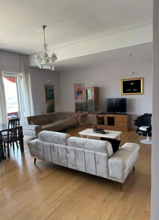 JEPET APARTAMENT ME QERA – ZONA E LIQENIT, PRANË NOBISIT
