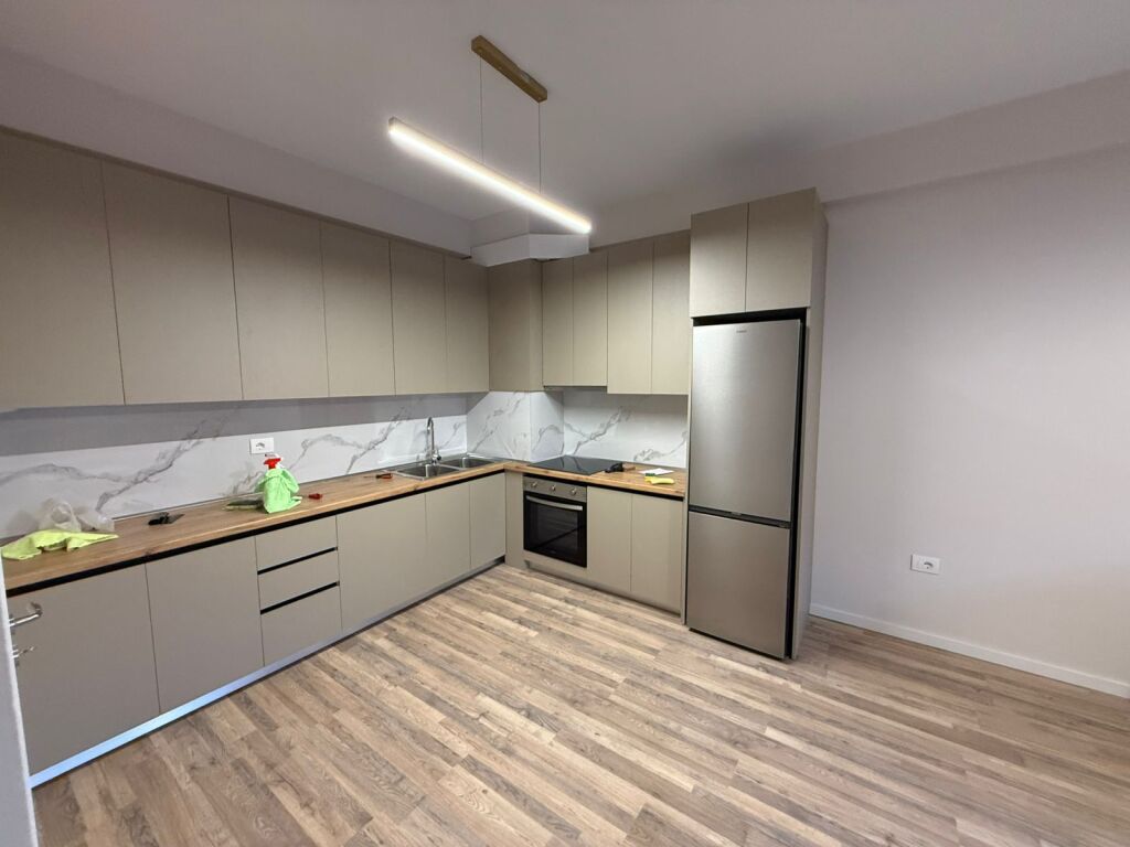 🏢 Jepet me qera apartament 1+1 me post parkimi – Astir, pranë Vilës L2  📍 Vendndodhja: Astir, pranë Vilës L2 🏗️ Pallat i sapopërfunduar 🏢 Kati: 7 🚗 Me post parkimi të përfshirë 🏠 Tipologjia: 1+1  💰 Çmimi: 50.000 lekë/muaj