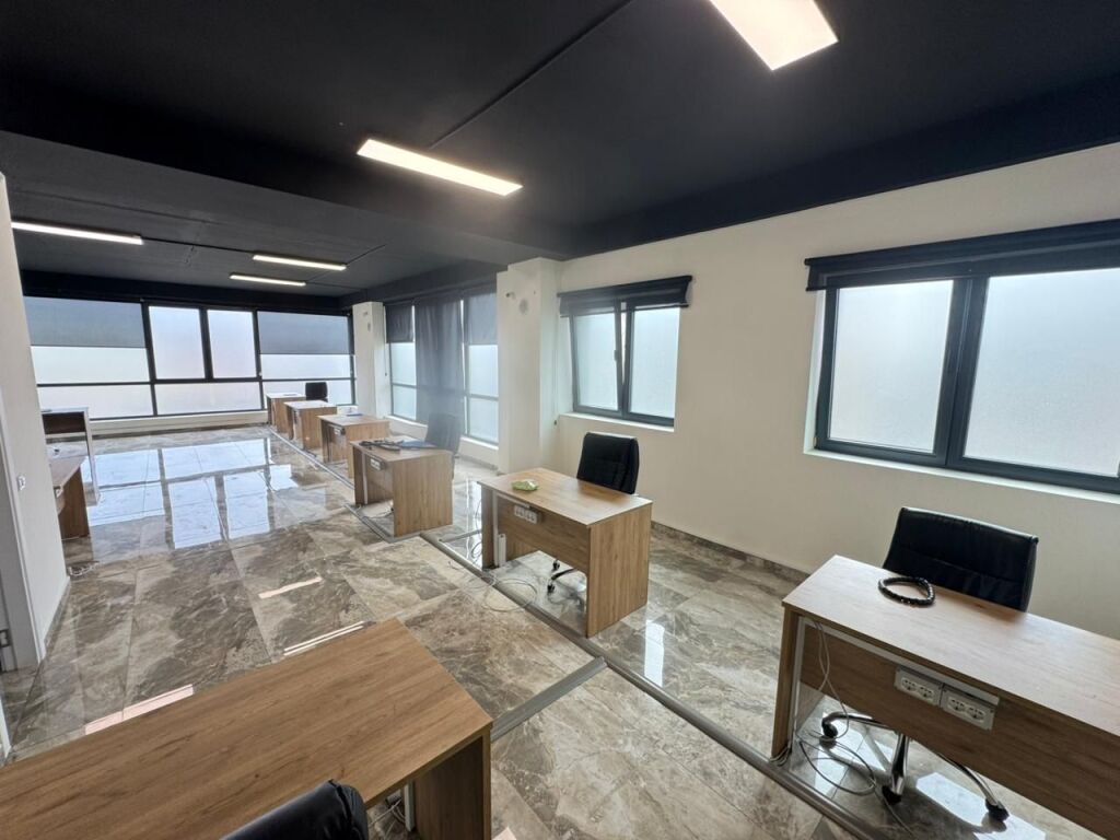 📣 Jepet me qira ambient biznesi 📍 Rruga “Teodor Keko”  🔹 Sipërfaqja: 400 m² 🔹 Kati: 1 🔹 Ambient i përshtatshëm për: Klinikë, Call Center, zyra, qendër kursesh, etj. 💶4500 euro ne muaj 📞