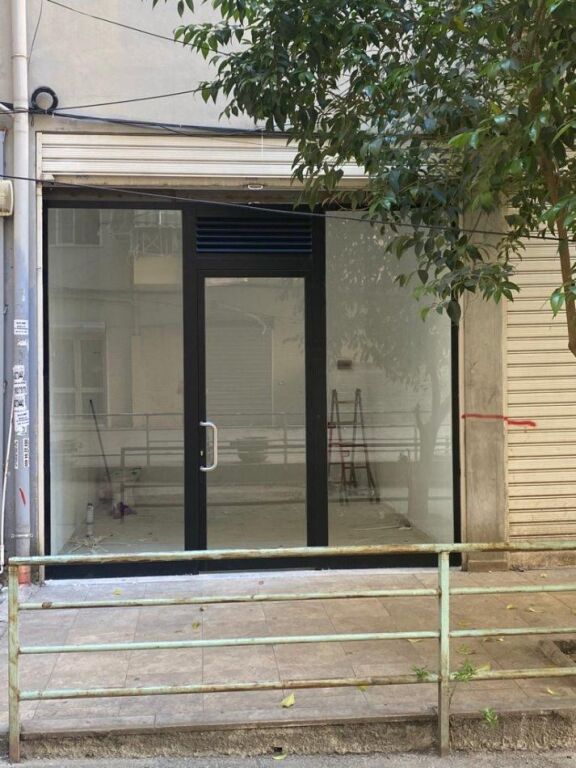 Shitet Dyqan prane Komunes se Parisit 15 m2