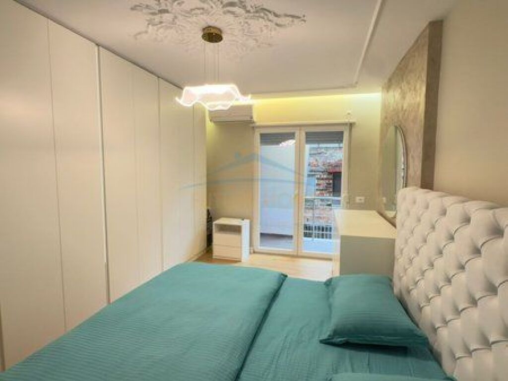 In vendita, Appartamento di lusso 2+1+2 posti auto, Via Bogdanëve, Tirana