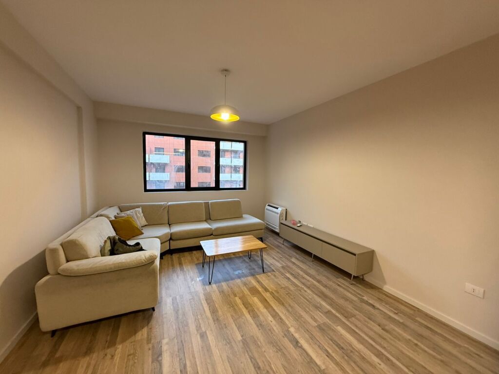 🏢 Jepet me qera apartament 1+1 me post parkimi – Astir, pranë Vilës L2  📍 Vendndodhja: Astir, pranë Vilës L2 🏗️ Pallat i sapopërfunduar 🏢 Kati: 7 🚗 Me post parkimi të përfshirë 🏠 Tipologjia: 1+1  💰 Çmimi: 50.000 lekë/muaj