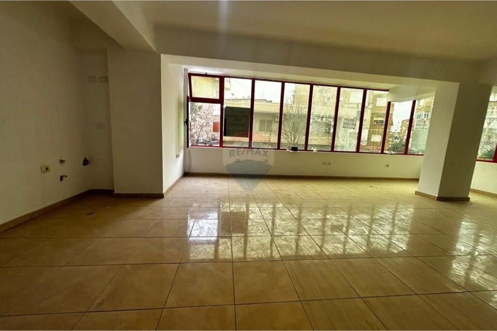 Negozio in affitto, Vicino alla Pasticceria Elezaj – Vlorë