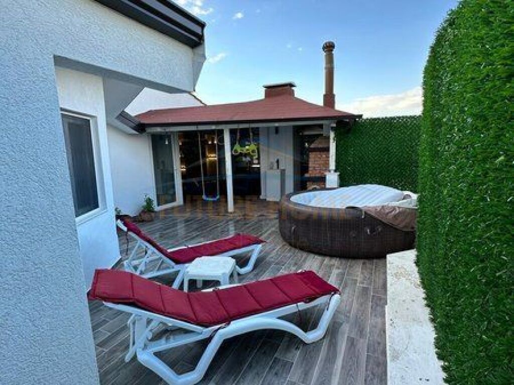 In vendita, Penthouse 3+1+2+veranda .Golem, Durres.