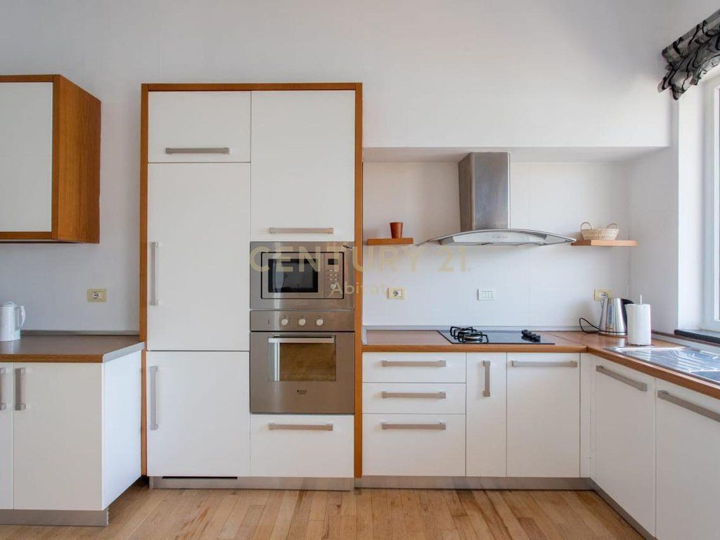 Jepet me qira apartament luksoz 190 m² në zonën e Kompleksi Nobis, pranë Liqeni Artificial i Tiranës.