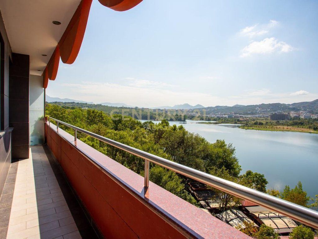 Jepet me qira apartament luksoz 190 m² në zonën e Kompleksi Nobis, pranë Liqeni Artificial i Tiranës.